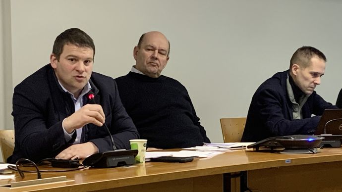 "Nous ne sommes pas des numéros mais des producteurs", lance au micro, Yohann Barbe, président de la FNPL au sujet de "la création d'un collectif" regroupant les éleveurs "lâchés par Lactalis" (A sa gauche, Ludovic Blin, premier vice-président)